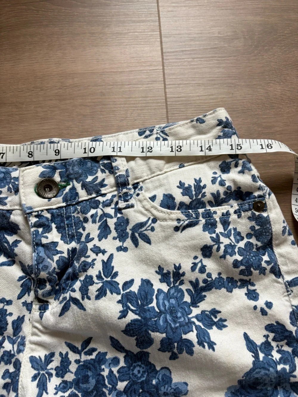 Tommy Hilfiger Floral Print Denim Shorts in white and blue- size 4